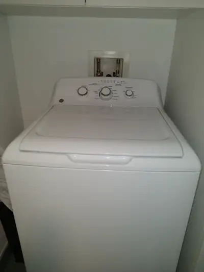 Laveuse/Sécheuse GE DISPONIBLES DÉBUT AVRIL 2026 LAVEUSE GE - $140 Fonctionne PARFAITEMENT SÉCHEUSE...