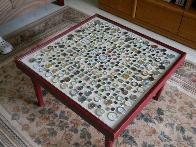 TABLE avec montres originale dans Art et objets de collection  à Rimouski / Bas-St-Laurent