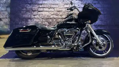 Selling this beautiful Road Glide Special. It’s mainly stock so you’re not paying for upgrades you d...