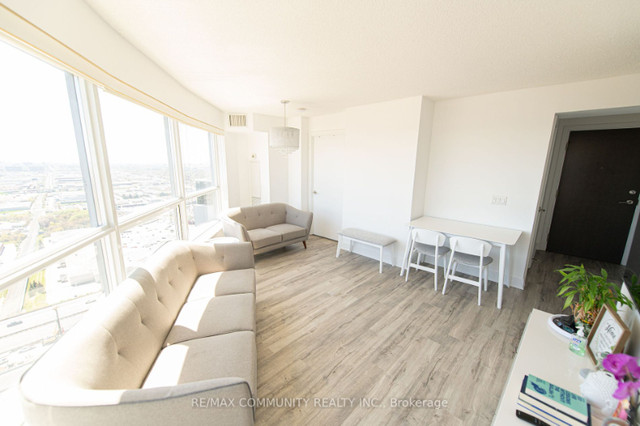 2 bedrooms CONDO FOR LEASE in Long Term Rentals in City of Toronto - Image 4