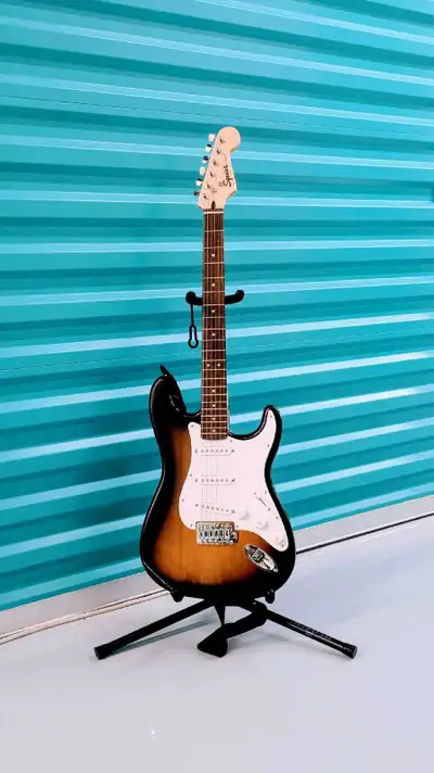 Squier Vintage Modified Stratocaster – 3-Tone Sunburst, View more