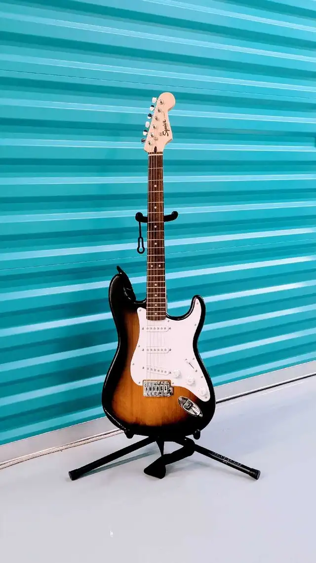 Squier Vintage Modified Stratocaster – 3-Tone Sunburst in Guitars in Markham / York Region - Image 2