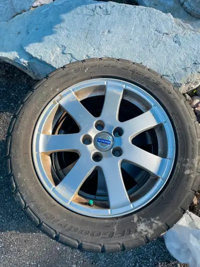 OEM alloy rims for Volvo C30 Tire size 205/55ZR16 Please note, one tire has no air, so i assume it h...