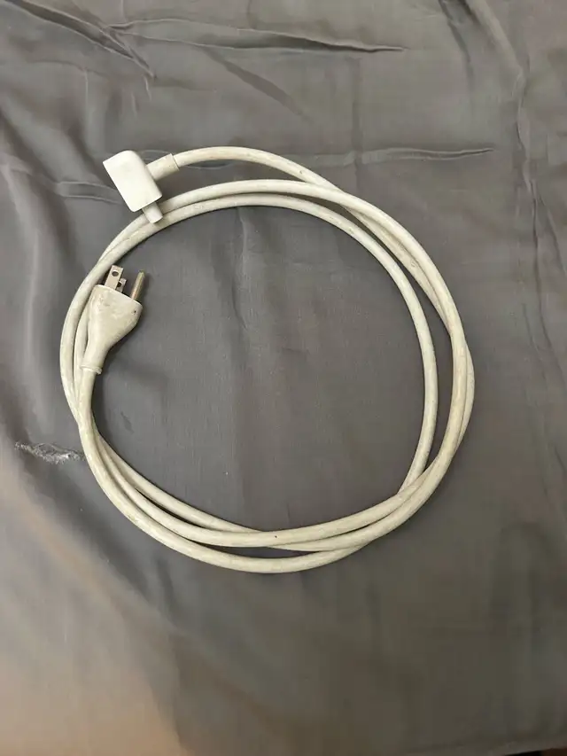 Apple Power Cord in Cables & Connectors in City of Toronto - Image 2