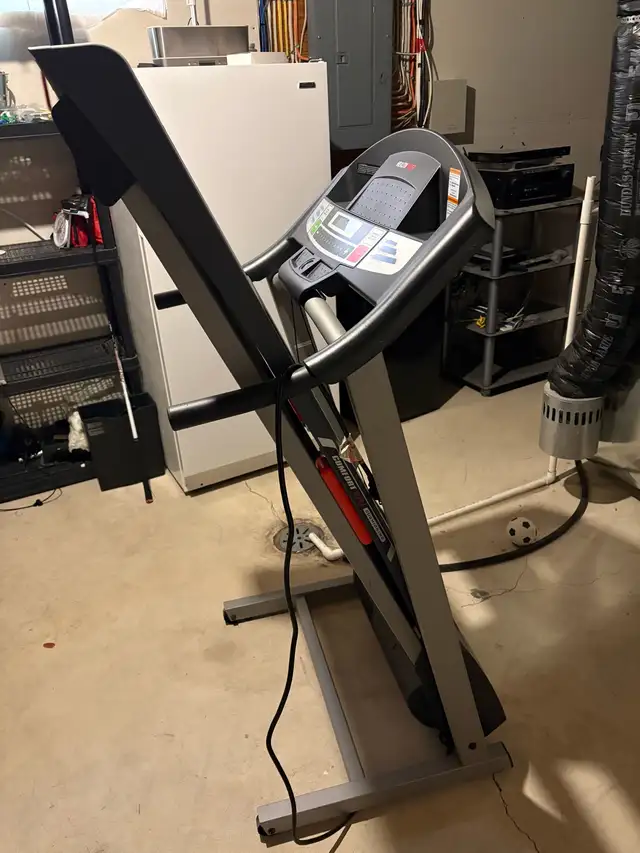 Health Rider Treadmill - Like New Condition! in Exercise Equipment in Regina - Image 3