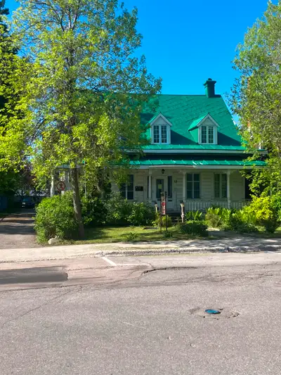 Espace de bureau dans maison ancestrale, rue Racine à Chicoutimi, Rez de chaussée, Stationnements à...