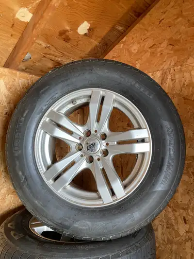 Tire size : 215/65R15. Wheel bolt pattern - 5 x 114.3 They came off 2013 Honda Accord also compatibl...