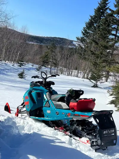 Ready to rip! This beast is built for deep snow and big climbs. The 146” track gives you the perfect...