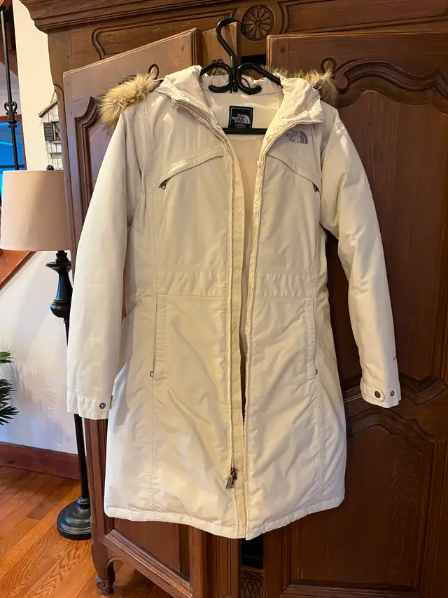 North Face Women's Winter Coat in Women's - Tops & Outerwear in City of Montréal - Image 2