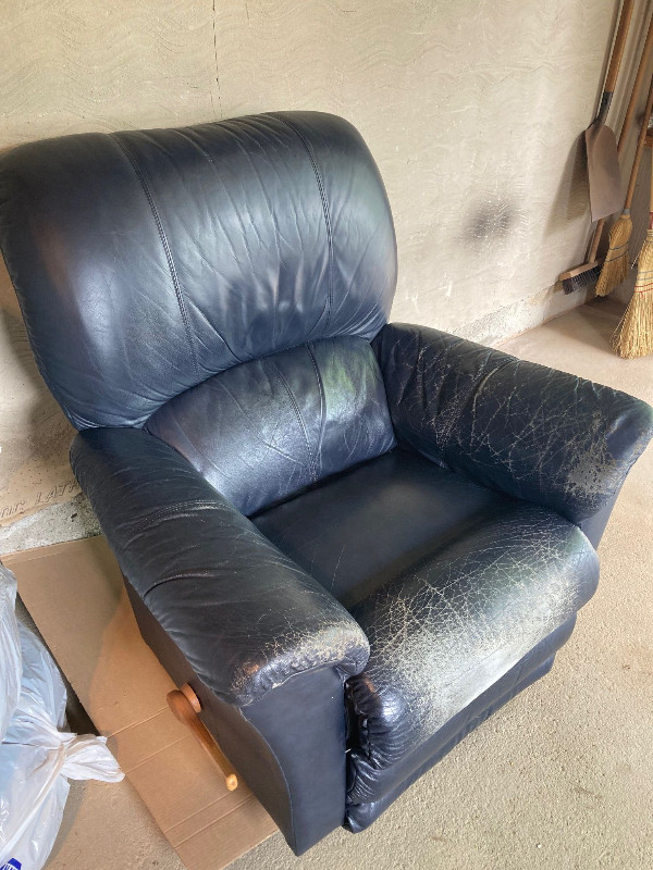 Lazy Boy Recliner in Chairs & Recliners in St. Catharines - Image 3