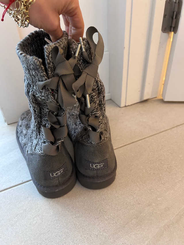Ugg boots like new condition! Size 7 dans Femmes - Chaussures  à Ville de Montréal - Image 2