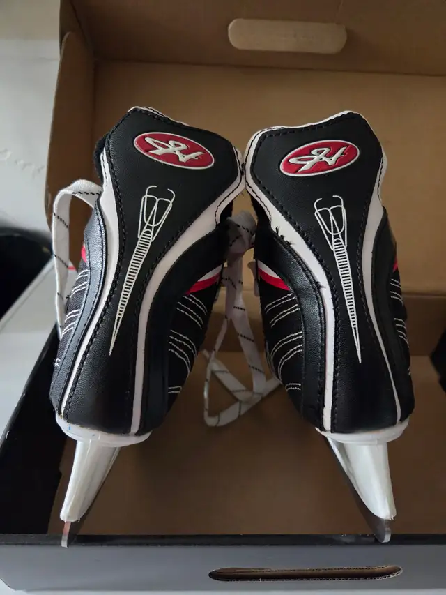 Hockey skates Youth size 13 in Skates & Blades in Markham / York Region - Image 2