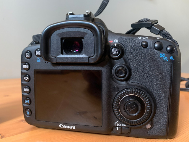 Canon 7D 18.1 MP Digital Camera Body with batteries and charger in Cameras & Camcorders in Thunder Bay - Image 2