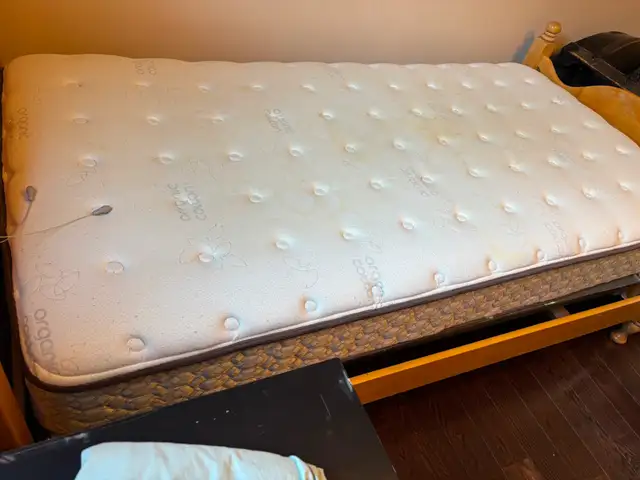 Lit simple en bois in Beds & Mattresses in Laval / North Shore - Image 7
