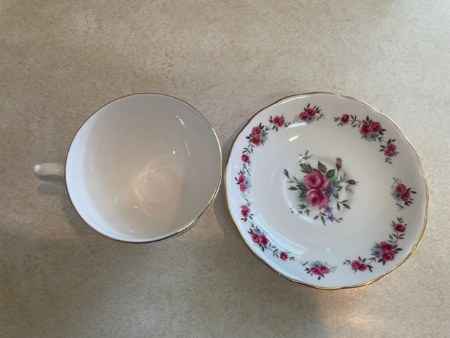 Tea cup and saucer in Arts & Collectibles in Napanee - Image 2