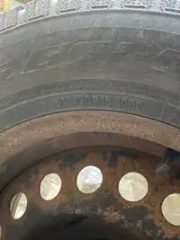 4 roues avec pneus 