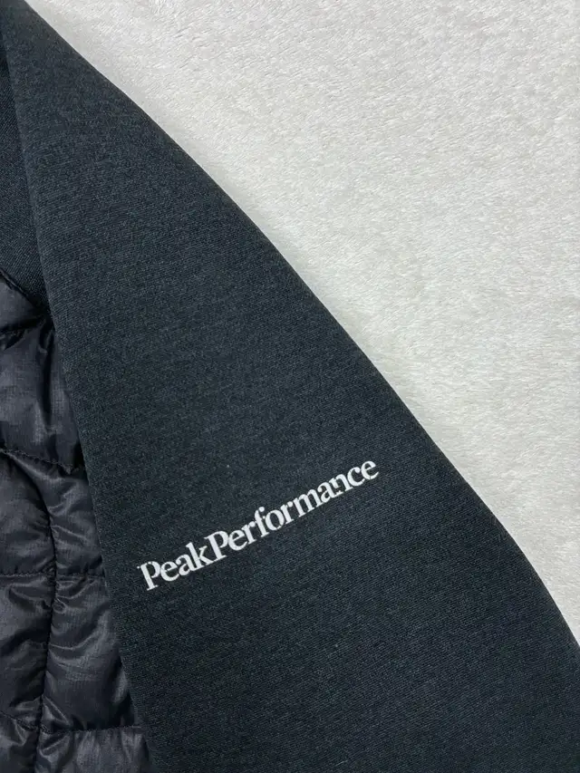 Peak Performance Helium Hybrid Down Jacket - Women's Size Large in Women's - Tops & Outerwear in Edmonton - Image 6
