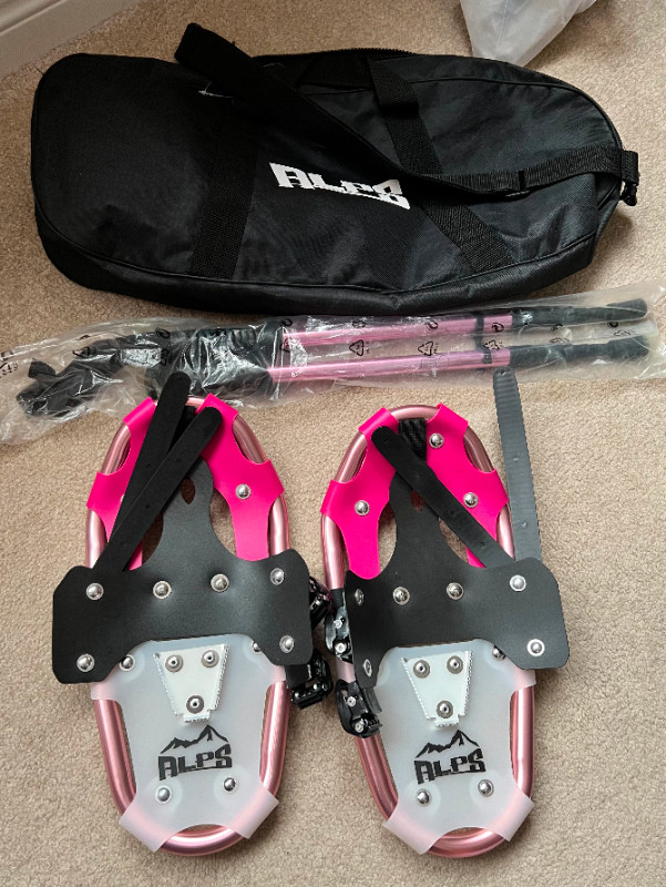 ALPS 16.5" Trekking Snowshoes, Poles and Carrying Tote Bag in Snowboard in Kitchener / Waterloo