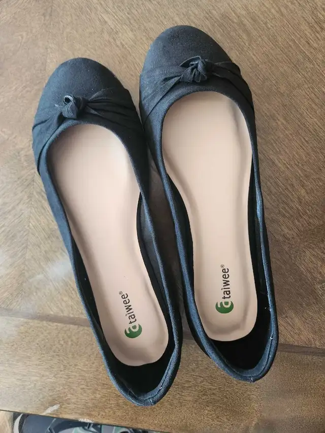 Womens flats in Women's - Shoes in Norfolk County - Image 2