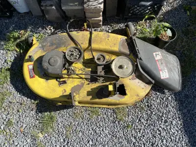 PLATEAU 42po JOHN DEERE L100 2004 MOWER DECK ENDOMMAGÉ À RÉPARER, View more
