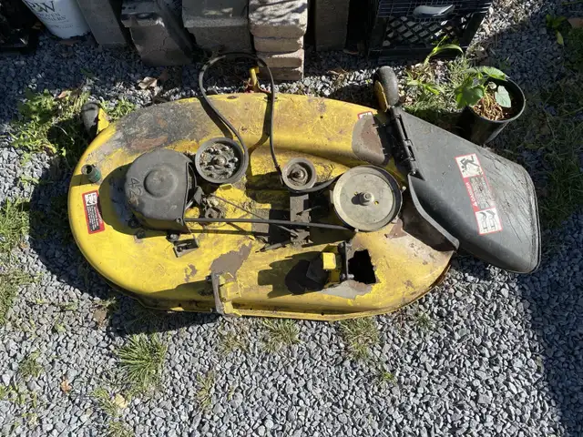 PLATEAU 42po JOHN DEERE L100 2004 MOWER DECK ENDOMMAGÉ À RÉPARER in Lawnmowers & Leaf Blowers in Laval / North Shore - Image 2