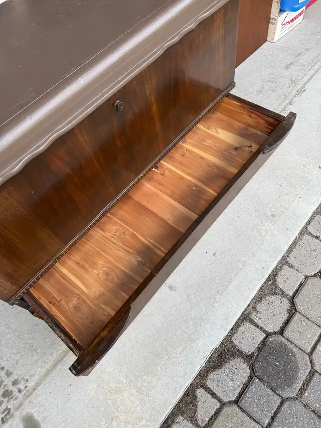 Antique Cedar chest in Dressers & Wardrobes in Longueuil / South Shore - Image 3