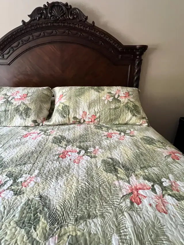 TROPICAL ORCHID TOMMY BAHAMA QUILT & SHAMS KING SIZE in Bedding in St. Catharines - Image 2
