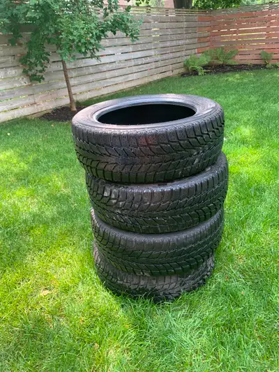 In good condition. Kelly Winter Access 215/55 R17. Used with a Kia Niro EV for 4 winters. En bonne c...
