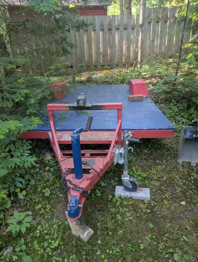 Bonjour, je vends ma remorque utilitaire de style plateforme (flatbed), construite solidement à part...