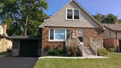 2 STUDENT ROOMS; SEPT 1ST AVAILABLE-213 DICK ST, WATERLOO
