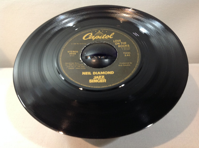 NEIL DIAMOND THE JAZZ SINGER (LOVE ON THE ROCKS) 45 RPM SINGLE in Arts & Collectibles in Winnipeg - Image 3