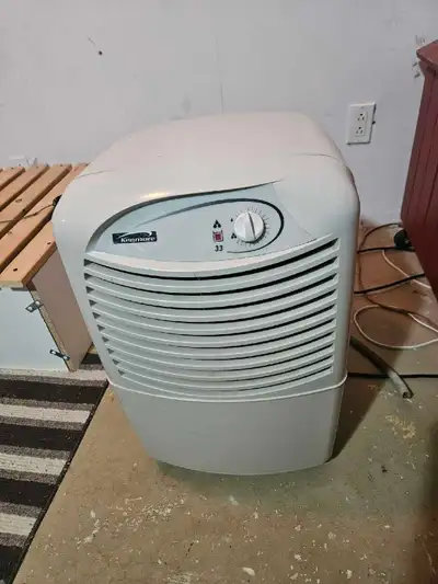 Deshumidificateur Kenmore, en bon état et fonctionnant bien. Détails sur la photo. (peut être ramass...