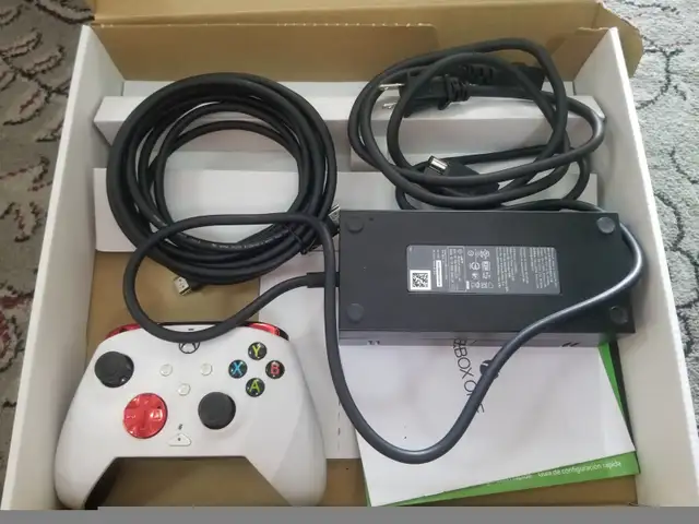 XBOX One console in original box with 1 controller and all wires in XBOX One in Markham / York Region - Image 5