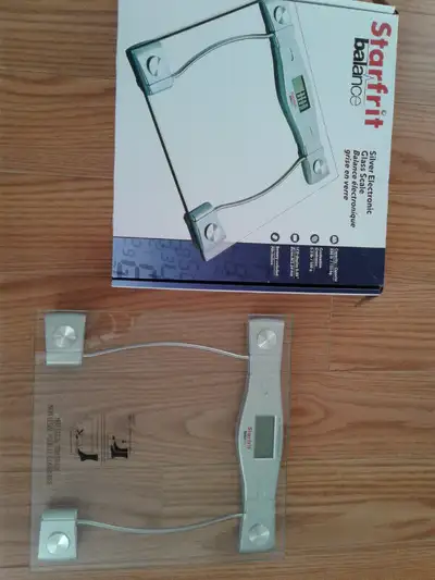 Starfrit balance silver electronic glass scale $20 Selling $45 at Canadian Tire Battery included Com...