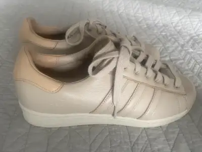 adidas superstar lux shoe in beige . Size 8 Used twice in excellent new condition Pickup Brentwood N...