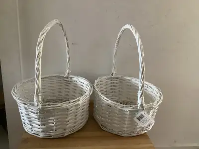 Panier 12 pouces de diamètre 6 pouces de haut 8$ CHAQUE ou les deux pour 15$ Voir aussi mes autres a...