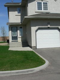 BEAUTIFUL BRIARWOOD TOWNHOUSE IN S’TOON FOR RENT APRIL 1ST