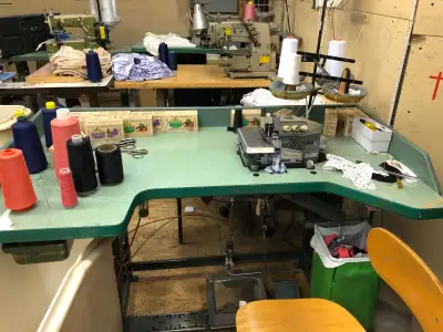 Overlock. 3 fils. Vient avec table de support en métal. Négociable.