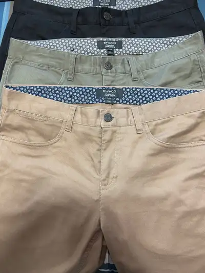 New, without tags, men’s RW straight fit pants. 40$/pair or 100$ for 3 pairs. Size 31/32. Paid 89.99...