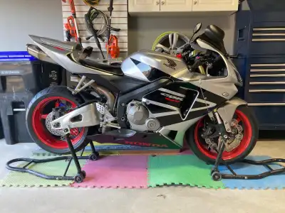 2005 Honda CBR 600 RR Excellent condition. Low km’s. Wheels powder coated red. Aftermarket steering...