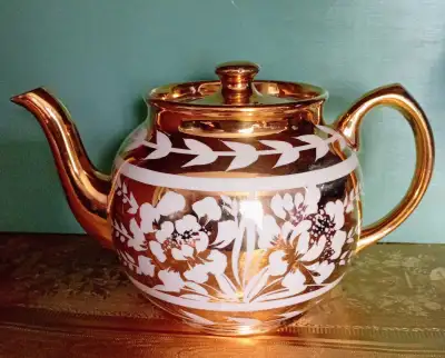 Théière vintage en porcelaine Sadler (Angleterre). Finition dorée et motifs floraux blancs. Années 1...