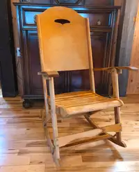 ANTIQUITÉ : Chaise berçante pliable en bois franc