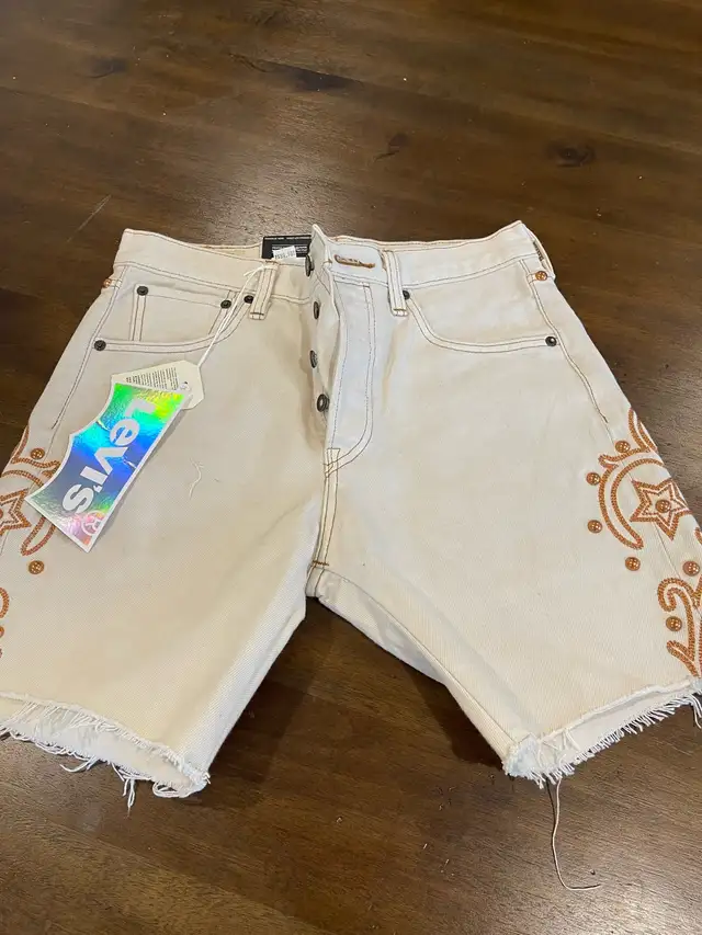 Levi’s Bermuda short size 28 in Women's - Tops & Outerwear in City of Toronto - Image 5