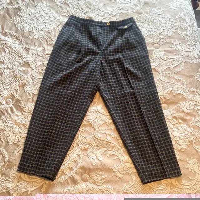 Blu's Designer 100% High-Quality Wool Women's Pant Suit Size 14! in Women's - Other in Calgary - Image 9