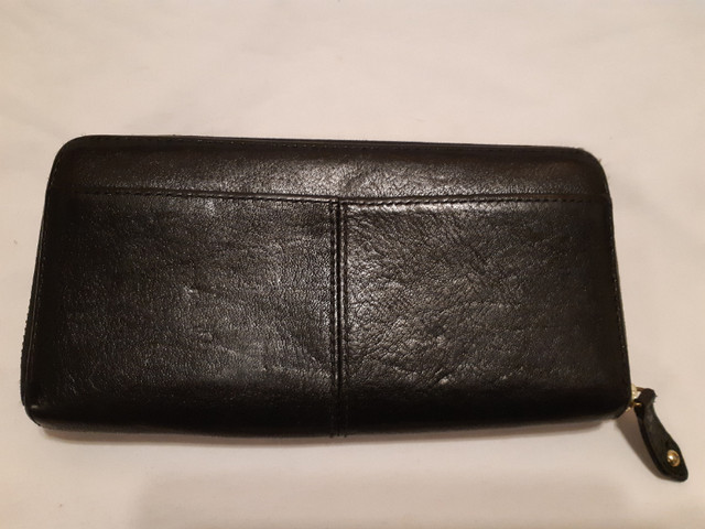 Women's Black Authentic Coach Genuine Leather  Zippered Wallet in Women's - Bags & Wallets in City of Halifax - Image 2