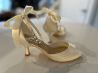 BRAND NEW: Ivory satin peep toe bridal shoe - Size 7