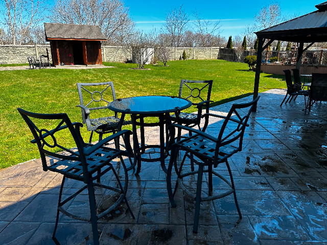 Stand up or sit bar style patio set. On good condition. 300.00. in Patio & Garden Furniture in Hamilton