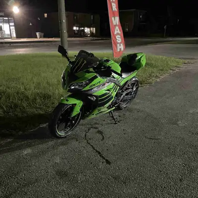 2015 Ninja 300 A few aftermarket mods Levers Exaust Stickers Brand new rear tire Brand new chain and...