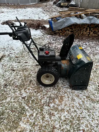 Souffleuse à neige yardworks 30 pouces usagée mais fonctionne très bien et démarreur électrique touj...