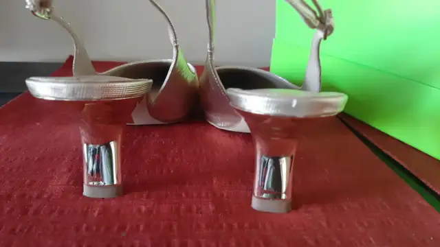 Gold matte kitten heel sling back shoe size 10 in Women's - Shoes in Mississauga / Peel Region - Image 3